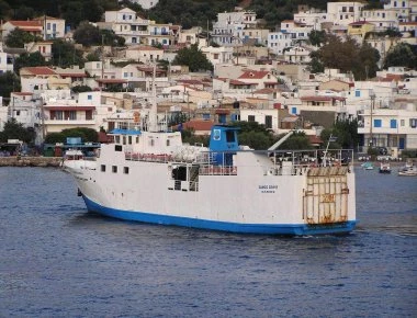 Κάβοι πλοίου στην Ελευσίνα παρασύρθηκαν από τους ισχυρούς ανέμους